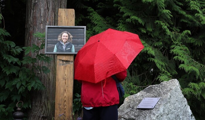 Ein Foto und ein Gedenkstein erinnern an die verstorbene Wintersportlerin.