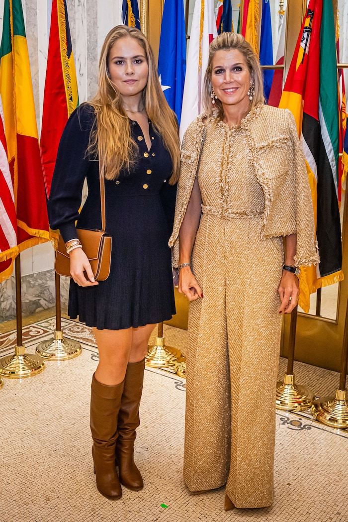 Mutter und Tochter liefern in New York gerade die perfekte Mischung aus royaler Ernsthaftigkeit ...