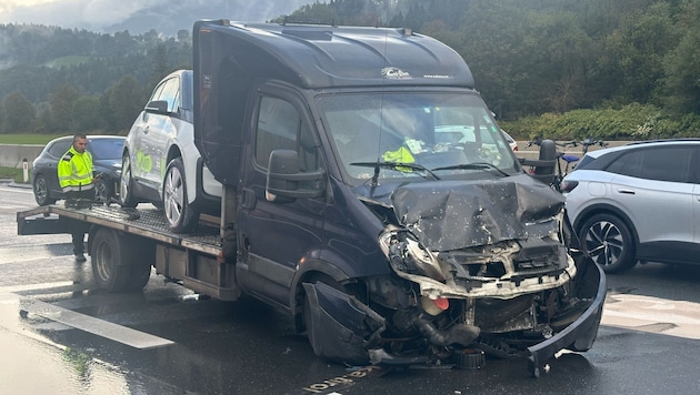 Am Autotransporter entstand erheblicher Schaden.