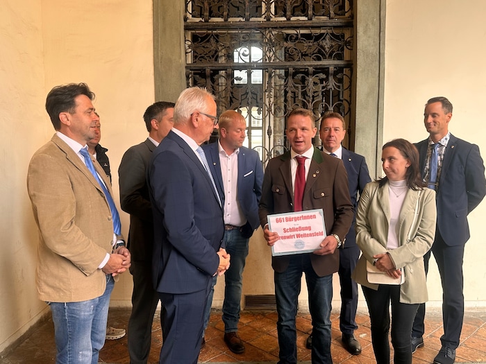 661 Bürger wollen die Schließung der Asylunterkunft „Bärenwirt“ in Weitensfeld. Die Petition ...