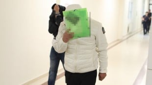 Nach und nach trudeln die Angeklagten im Landesgericht ein.