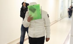 Nach und nach trudeln die Angeklagten im Landesgericht ein.