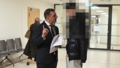 Anwalt Mirsad Musliu mit seinem Mandanten