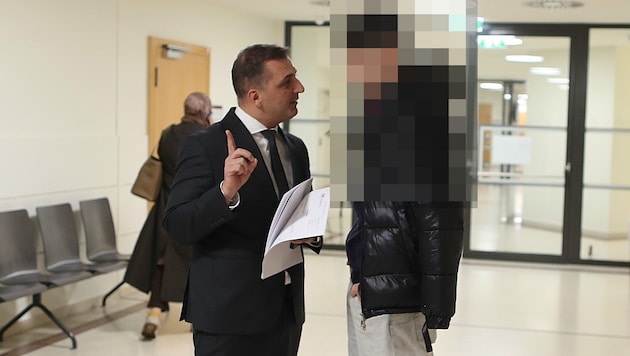 Anwalt Mirsad Musliu mit seinem Mandanten