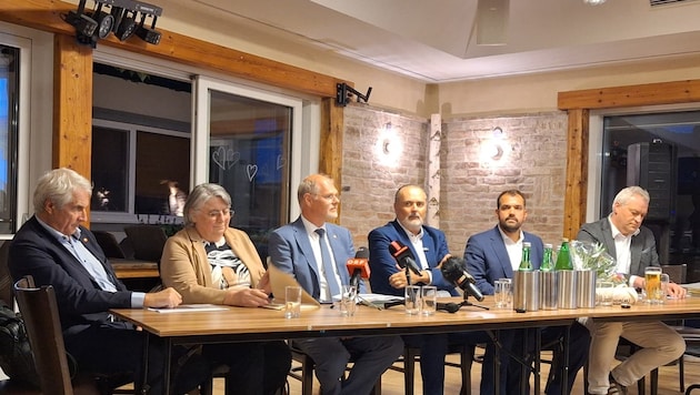 Am Podium: Stephan Kriwanek, Hannelore Ursula Horak, Franz Öller, Landeshauptmann Hans Peter ...