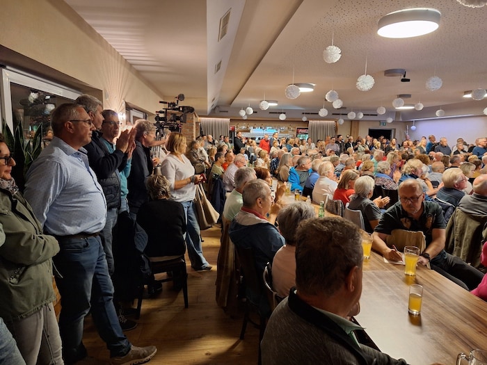 Der Saal war voll.