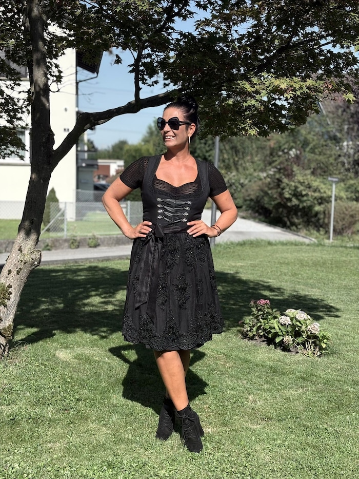 Daniela Erath-Mohr in einem zauberhaften Dirndl ganz in schwarz.