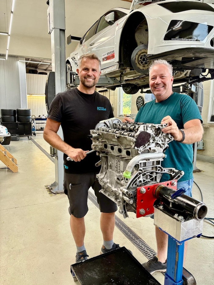 Rennfahrerkollege Karl Schagerl (li.) sorgte für die perfekte Überholung von Motorblock und ...