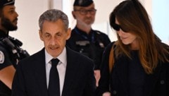 Sarkozy mit seiner Ehefrau Carla Bruni vor der Urteilsverkündung