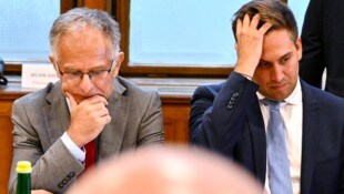 Finanzminister Markus Marterbauer (links) und Beamtenstaatssekretär Alexander Pröll bei einer ...