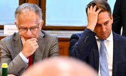 Finanzminister Markus Marterbauer (links) und Beamtenstaatssekretär Alexander Pröll bei einer ...