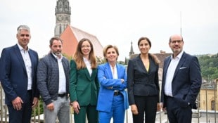 Raiffeisenbank-Chef Andreas Schmidbauer, Architekt Michael Obermair, Ernestina Rizvanovic vom ...