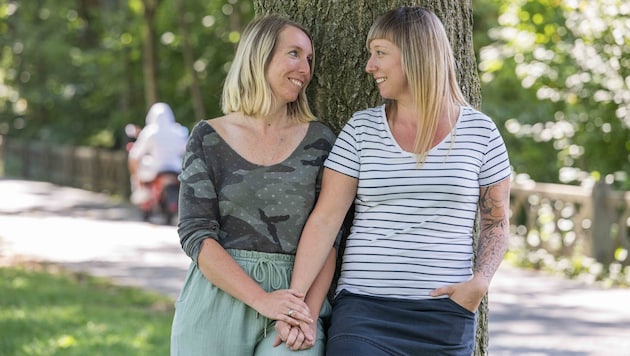 Nach so vielen Jahren haben sie sich gefunden und lassen sich nicht mehr los: Jessica (li.) und ...