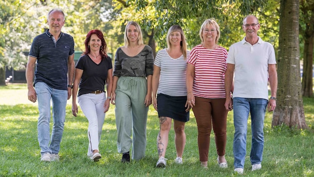 Von links: Herbert und Monika mit Jessica, die sie nun adoptieren müssen. Doris mit ihren Eltern ...