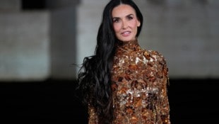 Demi Moore funktelte bei Gucci in einem goldenen Pailletten-Kleid. Nicht das einzige ...