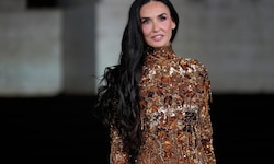 Demi Moore funktelte bei Gucci in einem goldenen Pailletten-Kleid. Nicht das einzige ...