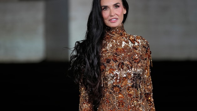 Demi Moore funktelte bei Gucci in einem goldenen Pailletten-Kleid. Nicht das einzige ...