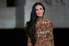 Demi Moore funktelte bei Gucci in einem goldenen Pailletten-Kleid. Nicht das einzige ...