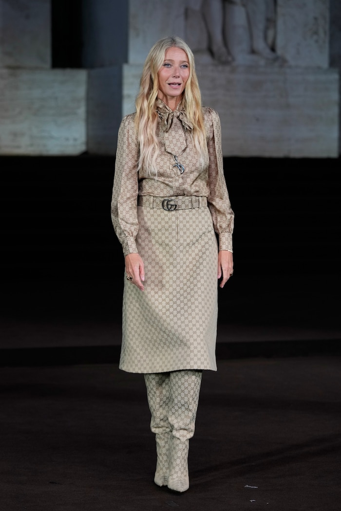 Gwyneth Paltrow von Kopf bis Fuß im Gucci-Logo