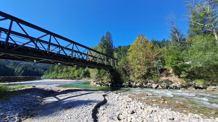 Die Brücke über die Weißach.