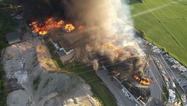 Zahlreiche Einsatzkräfte waren mehrere Tage mit der Bekämpfung der Flammen beschäftigt.