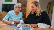 Bewohnerin Ulla Pfister mit Melanie Winkler vom Betreuten Wohnen in Thalgau.