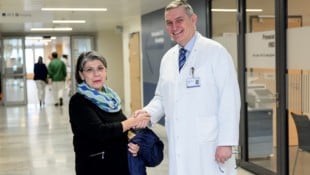 Patientin Ilse S. mit dem auch international angesehenen Primarius Dr. Georg Sprinzl. Sie ist ...