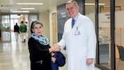 Patientin Ilse S. mit dem auch international angesehenen Primarius Dr. Georg Sprinzl. Sie ist ...