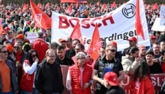 Mitarbeiterinnen und Mitarbeiter haben gegen den geplanten Stellenabbau bei Bosch protestiert.