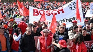 Mitarbeiterinnen und Mitarbeiter haben gegen den geplanten Stellenabbau bei Bosch protestiert.