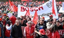 Mitarbeiterinnen und Mitarbeiter haben gegen den geplanten Stellenabbau bei Bosch protestiert.