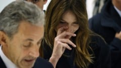 Fünf Jahre Haft auf Bewährung für Nicolas Sarkozy – Ehefrau Carla Bruni reagiert sichtlich ...