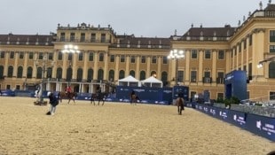 Vor dem Schloss Schönbrunn wird bereits geritten. 