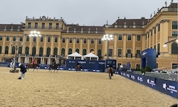 Vor dem Schloss Schönbrunn wird bereits geritten. 