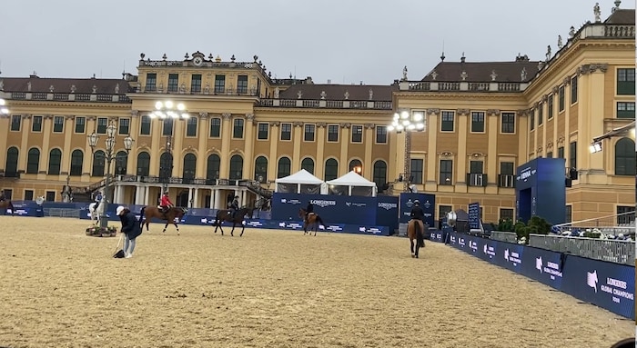 Vor dem Schloss Schönbrunn wird bereits geritten.