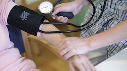 Als Mangelberuf gelten 2025 zum Beispiel diplomierte Gesundheits- und Krankenpflegerinnen ...