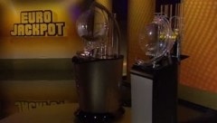 In Berlin hat ein Lotto-Spieler den Eurojackpot geknackt. Damit gewinnt er 120 Millionen Euro ...