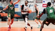 Sylven Landesberg (am Ball) läuft heuer erstmals in der österreichischen Liga auf