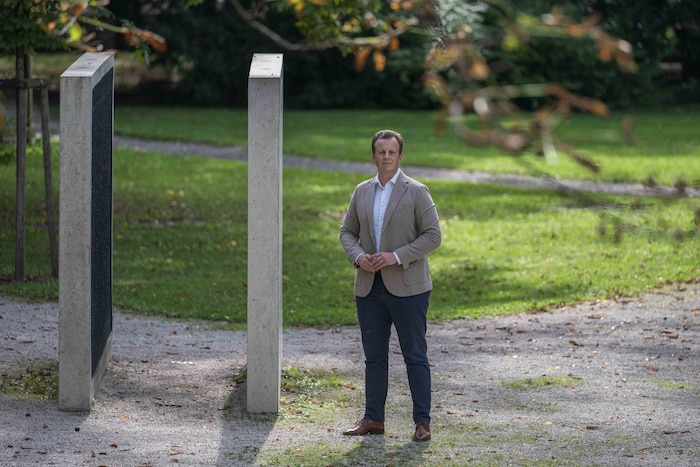 Die Beton-Installation im Grazer Burggarten, die Kulturlandesrat Karlheinz Kornhäusl besuchte.