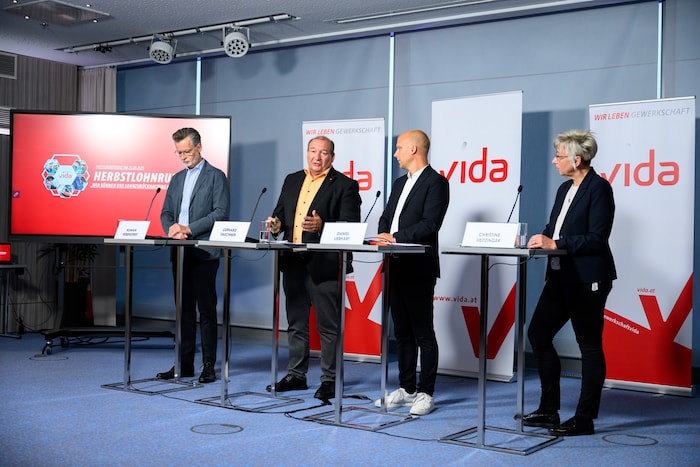 Roman Hebenstreit, Vorsitzender der Vida Gewerkschaft (li.) mit den Fachbereich-Vorsitzenden für ...