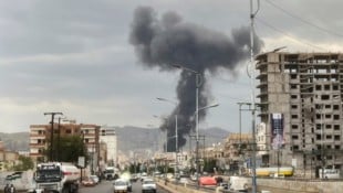 Rauchwolke nach einem Luftangriff in Sanaa (Jemen)
