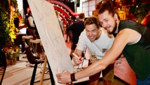 Oimara und Julian Grabmayer verewigten sich am Künstler-Plakat