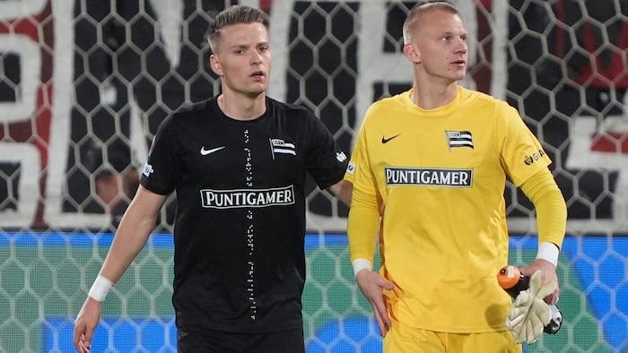 Goalie Christensen (re.) wurde von Lavalee getröstet.