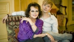 Alexandre Styker bei einem Interview mit Claudia Cardinale in der Pariser Wohnung der Filmdiva. ...