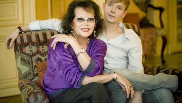 Alexandre Styker bei einem Interview mit Claudia Cardinale in der Pariser Wohnung der Filmdiva. ...