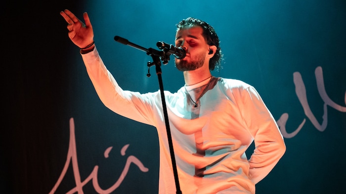 Mit zurückhaltender Performance und düsterem Setting eröffnete ALLESS den Abend.