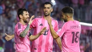 Sergio Busquets (mitte) wird am Ende dieser Saison seine Karriere beenden. Seine langjährigen ...