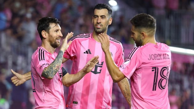 Sergio Busquets (mitte) wird am Ende dieser Saison seine Karriere beenden. Seine langjährigen ...