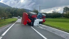 Zwei Feuerwehren standen nach dem Traktorunfall auf der Wurzenpassstraße im Einsatz.