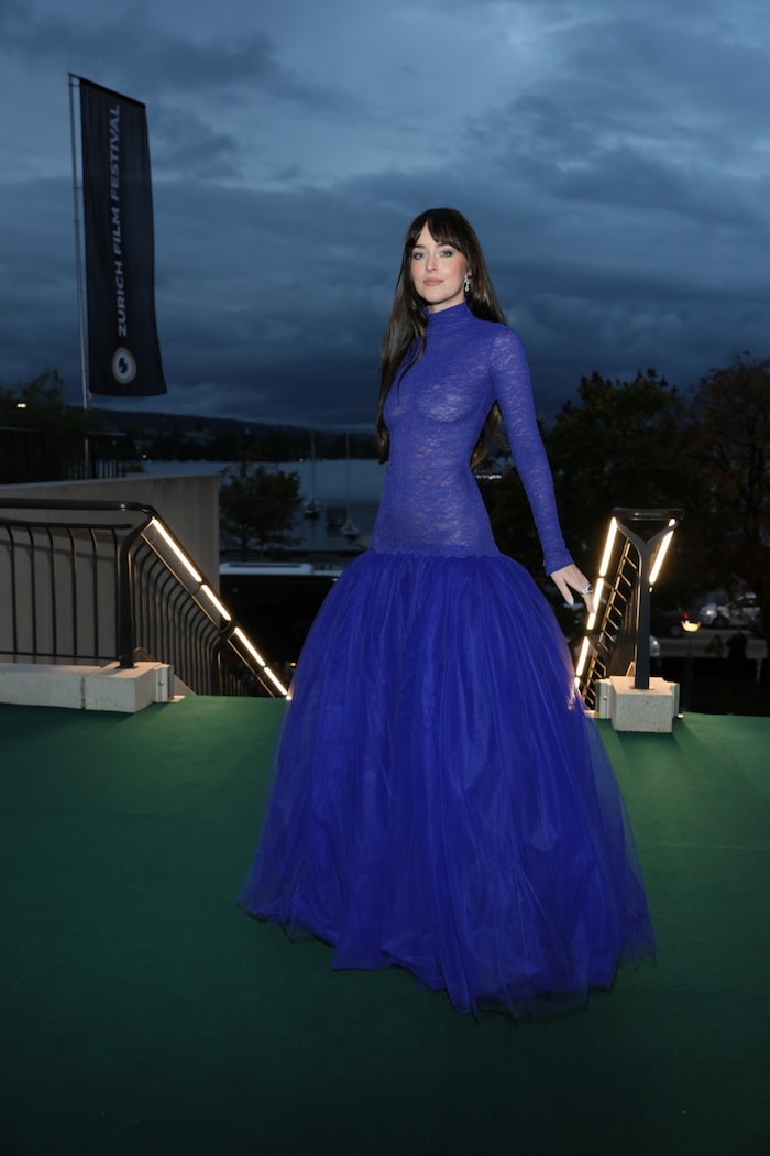 Die royalblaue Robe von Johnson war nicht nur traumhaft schön, sie überließ auch wenig der ...